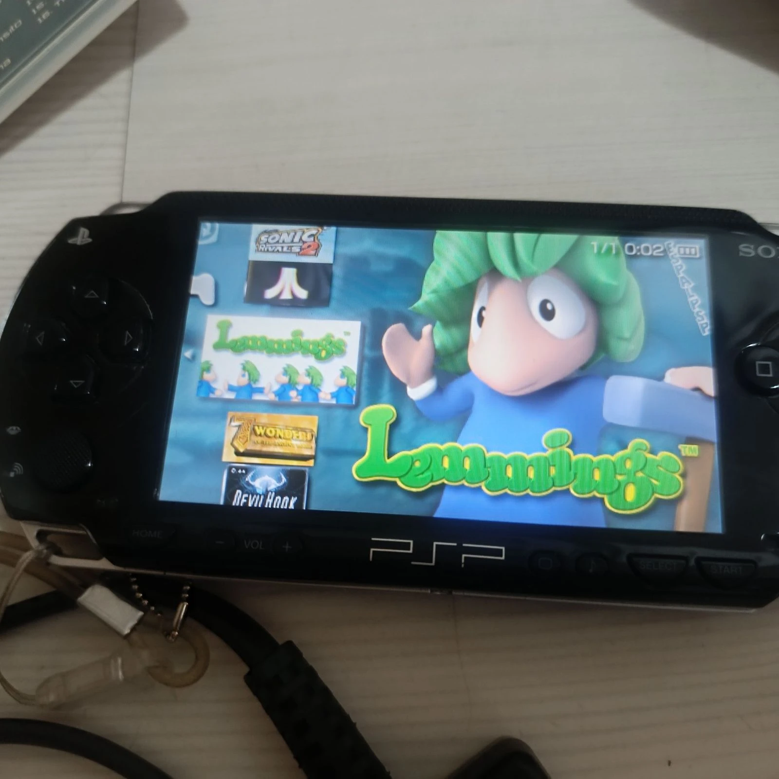 Pack Sony PSP + étui rigide + chargeur d'origine + carte 2 Go + 5 jeux – photo 2
